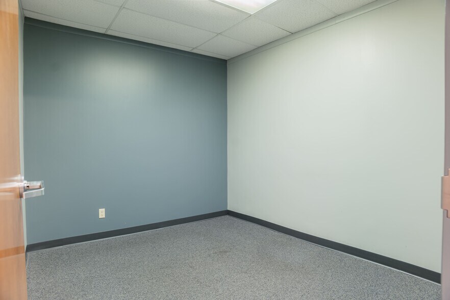 More Photos Of 4020 Columbus Ave, Anderson General Retail For Lease