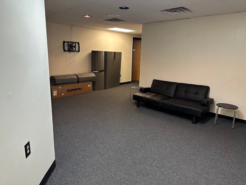 More Photos Of 31 Auburn St, Manchester Service For Lease