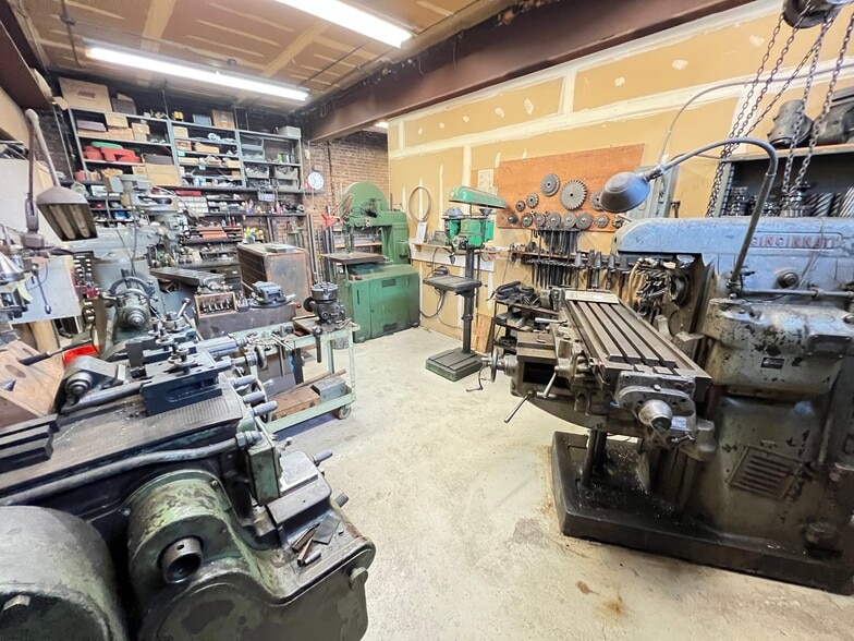 More Photos Of 1438-1442 Light St, Baltimore Showroom For Sale