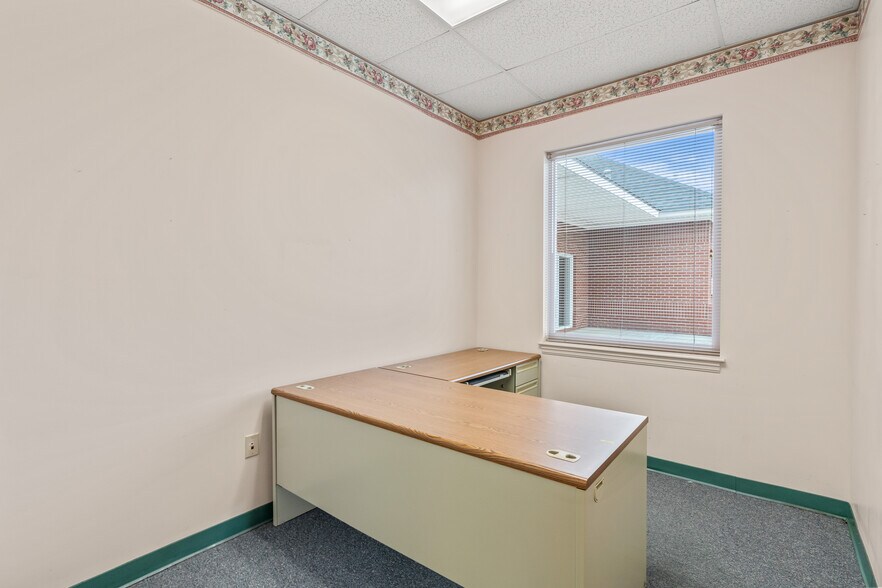 More Photos Of 512 Professional Park Rd, Clinton Medical For Sale