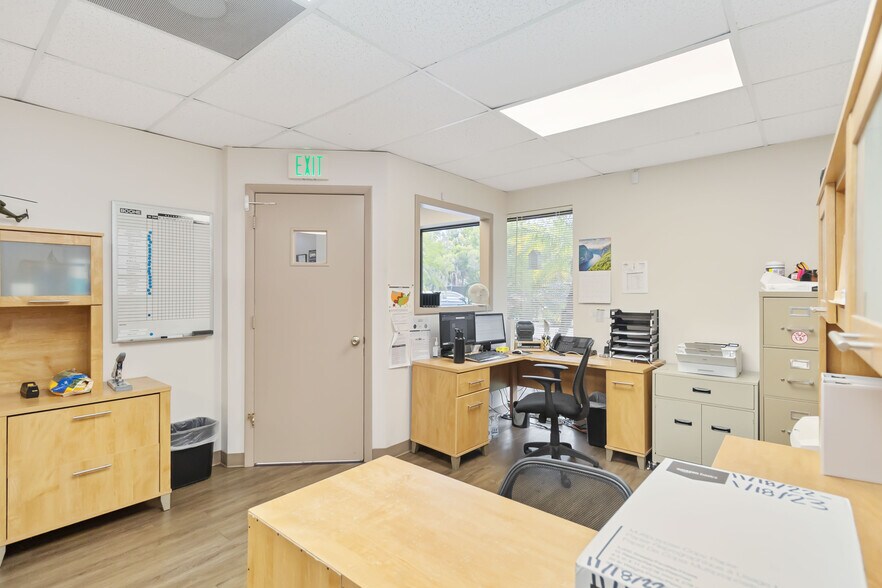 More Photos Of 1076 Florida Central Pky, Longwood Warehouse For Lease