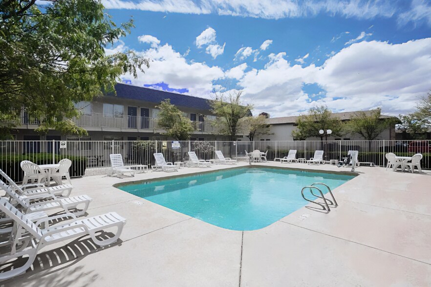 More Photos Of 2514 Navajo Blvd, Holbrook Hotel For Sale