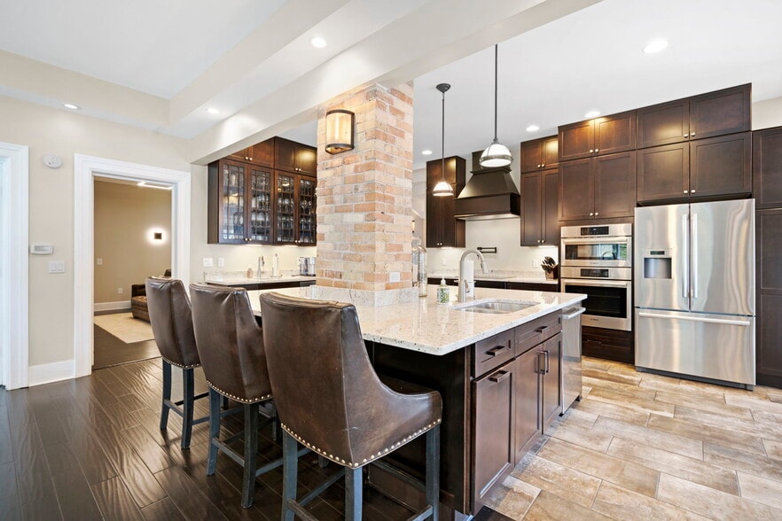 More Photos Of 612 N Lakeshore Dr, Ludington Hotel For Sale