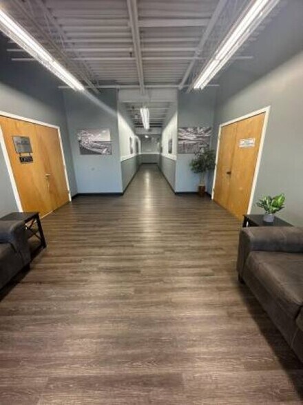 More Photos Of 565 Broadhollow Rd, Farmingdale Warehouse For Lease