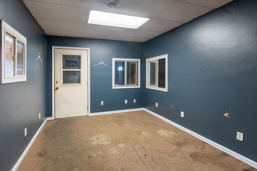 More Photos Of 405 S Pershing St, Energy Office For Sale