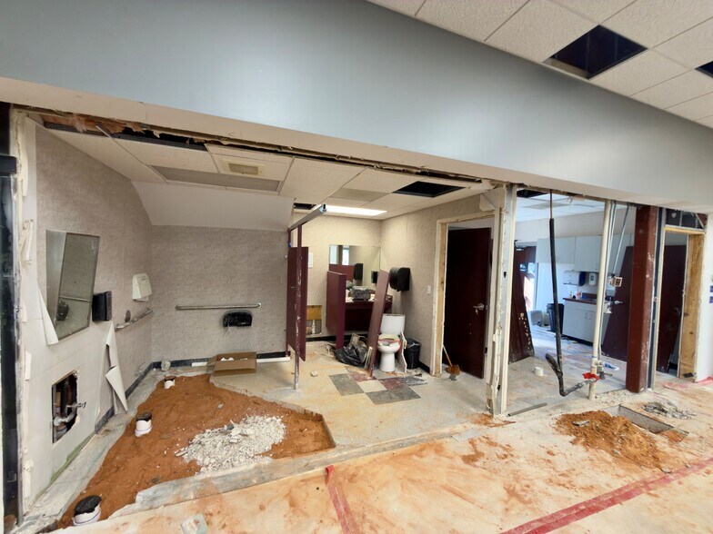 More Photos Of 5061 N 12th Ave, Pensacola Bank For Lease