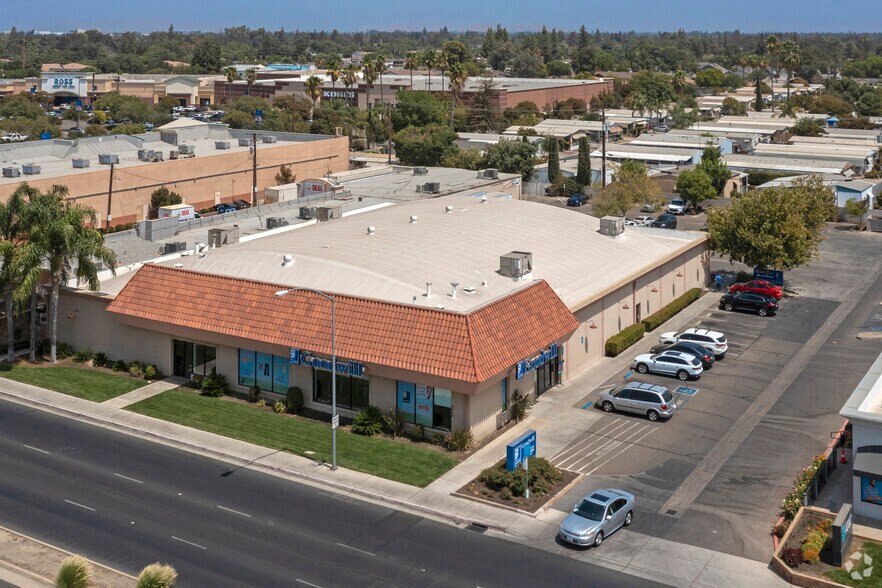 More Photos Of 2240 S Mooney Blvd, Visalia Freestanding For Lease
