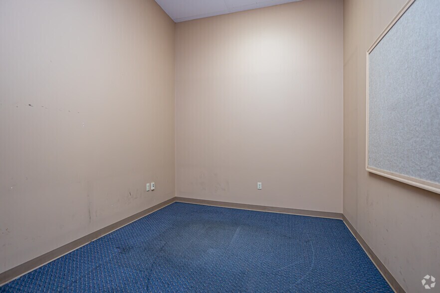 More Photos Of 1000 Elmwood Park Blvd, Elmwood Distribution For Lease