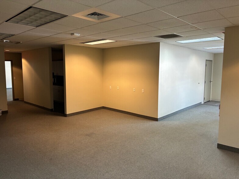 More Photos Of 160 S Turnpike Rd, Wallingford Light Distribution For Lease