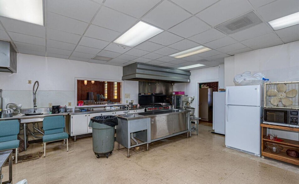 More Photos Of 5370 Ash St, Forest Park Religious Facility For Sale