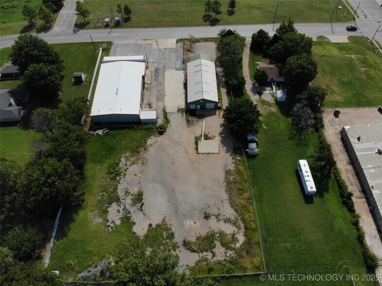 More Photos Of 106 N Lombard Ln, Skiatook Freestanding For Sale