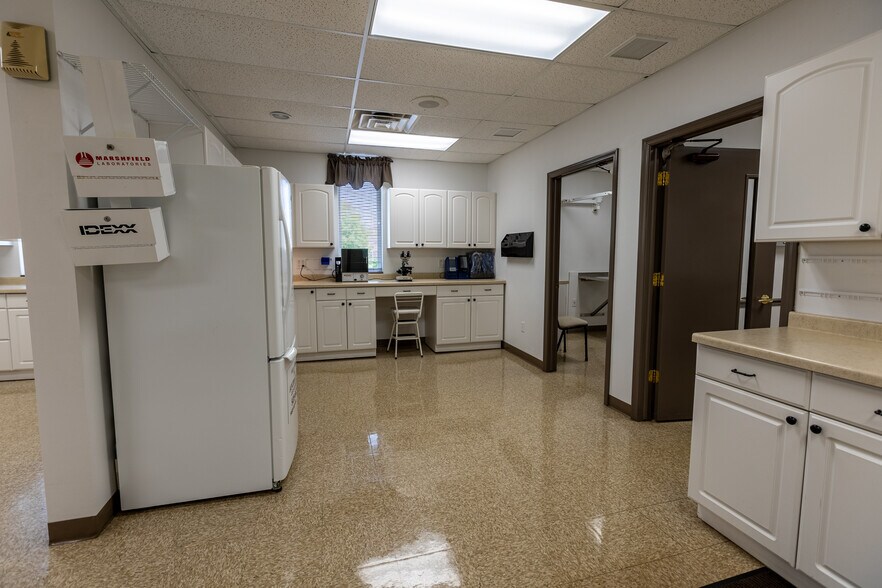 More Photos Of 14605 Velp Ave, Suamico Veterinarian Kennel For Lease