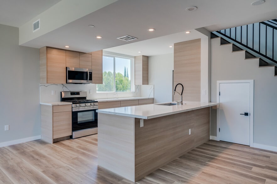 More Photos Of 7018 Alabama Ave, Canoga Park Apartments For Sale