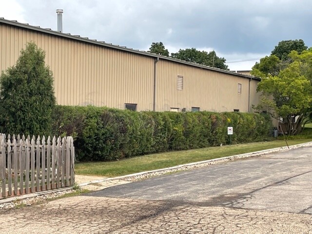 More Photos Of 28846 N Nagel Ct, Lake Bluff Warehouse For Lease
