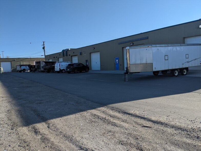 More Photos Of 8312-8314 Fraser Av, Fort McMurray Showroom For Lease