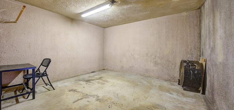 More Photos Of 1605 E Avenue A, Hooks Warehouse For Sale