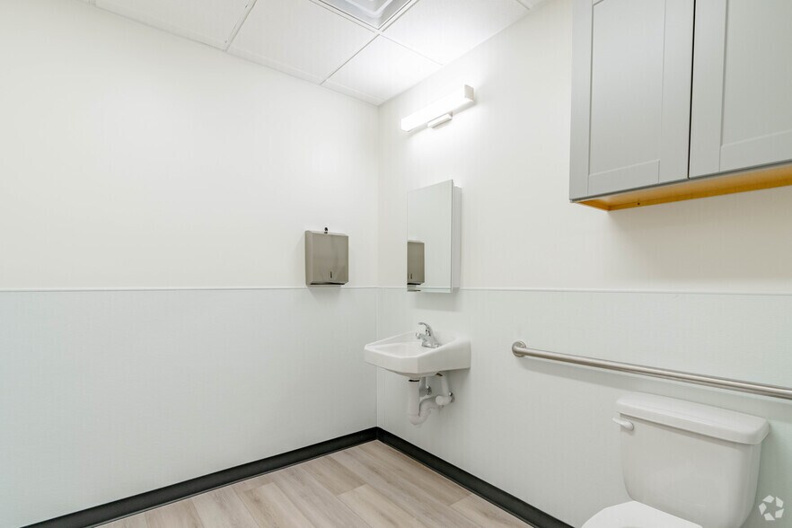 More Photos Of 240 N Sunway Dr, Gilbert Manufacturing For Lease