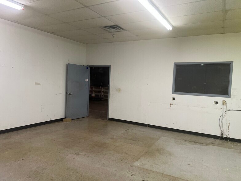 More Photos Of 1020-1060 Saw Mill Run Blvd W, Pittsburgh Warehouse For Lease