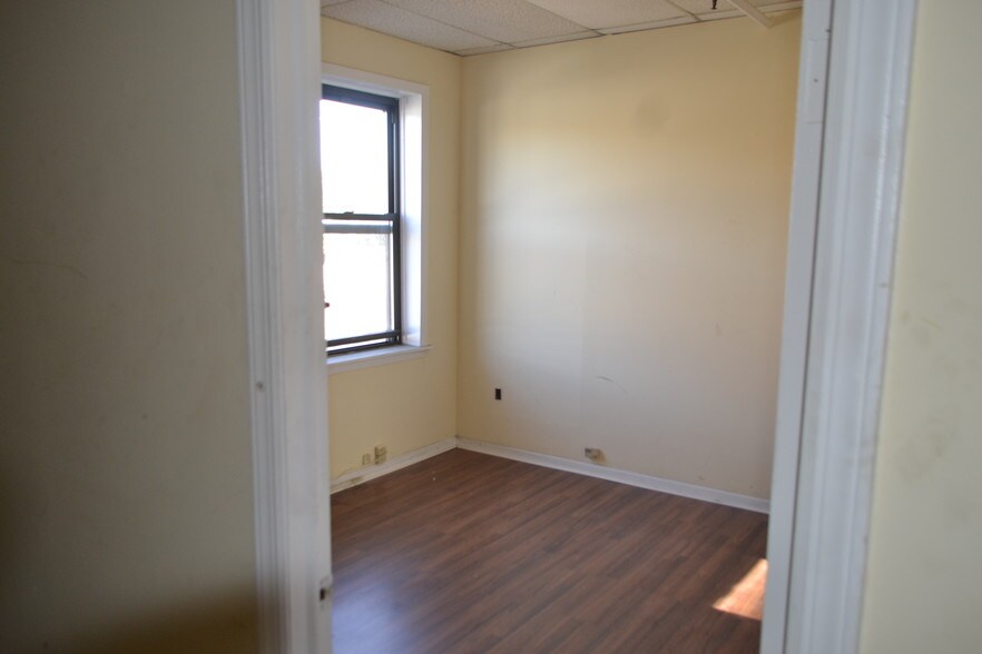 More Photos Of 2094 Boston Post Rd, Larchmont Storefront For Lease