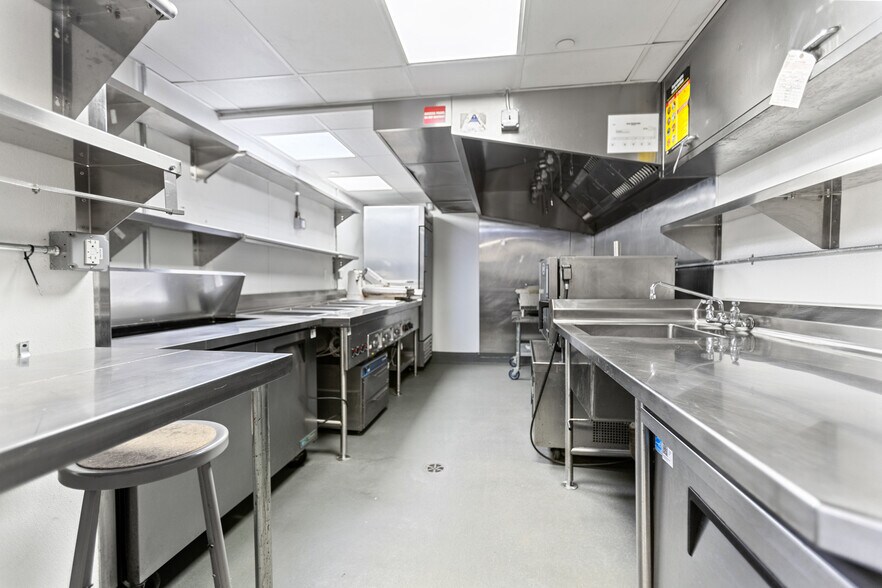 More Photos Of 30 Vandam St, New York Loft Creative Space For Lease