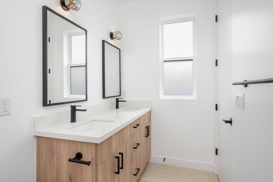 More Photos Of 726 Robinson St, Los Angeles Apartments For Sale