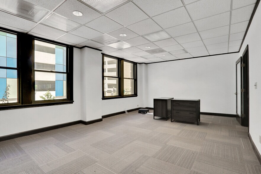More Photos Of 300 W Adams St, Jacksonville Office For Sale