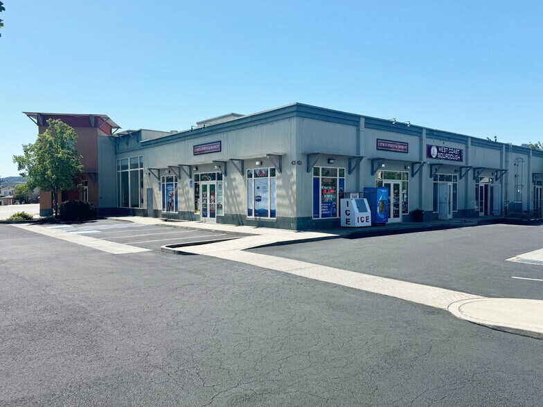 More Photos Of 421 S Cloverdale Blvd, Cloverdale Freestanding For Lease