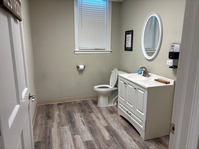 More Photos Of 4212 W Irving Park Rd, Chicago Office For Sale