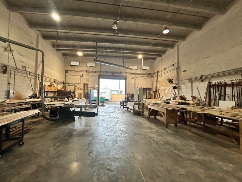 More Photos Of 2720 W 3rd ct, Hialeah Manufacturing For Lease