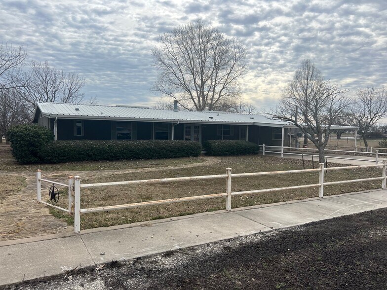 More Photos Of 500 Dennis Rd, Weatherford Flex For Lease