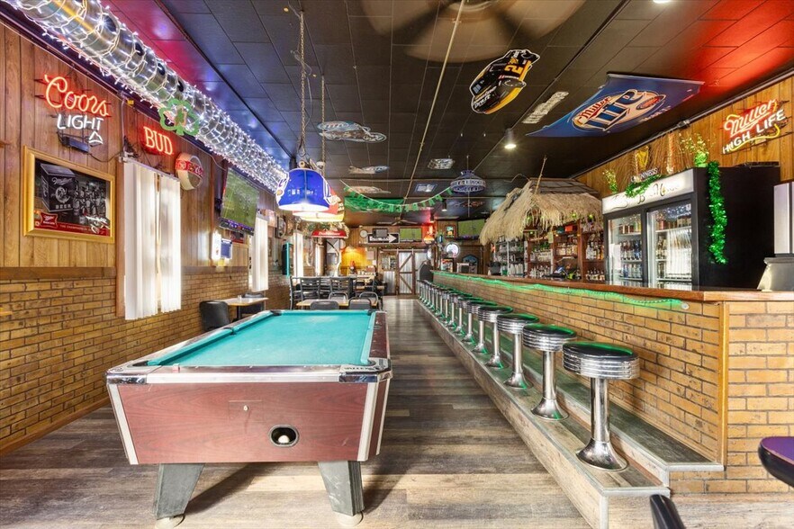 More Photos Of 1034 8th St, Onawa Bar For Sale