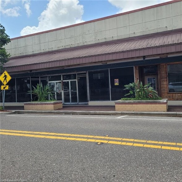 More Photos Of 121-125 W Main St, Wauchula Bar For Sale