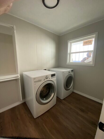 More Photos Of 1173 N Main St, Vidor Office For Lease