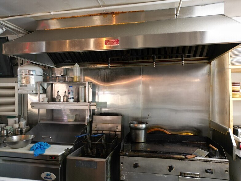 More Photos Of 655 Bayview Dr, Ottawa Restaurant For Sale