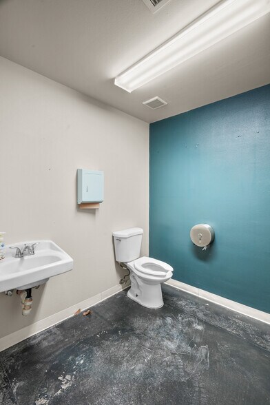 More Photos Of 2000 Lomaland Dr, El Paso Storefront Retail Office For Lease