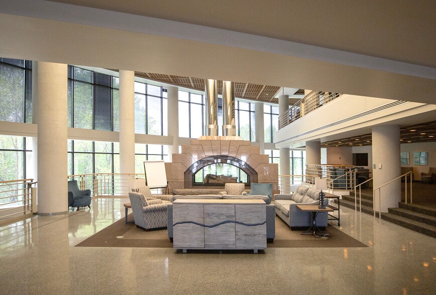 More Photos Of 1 Oak Ridge Dr, Chaska Hotel For Lease
