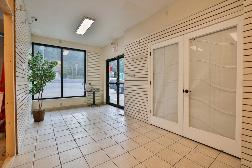 More Photos Of 107 N Bluff Rd, Collinsville Storefront For Sale