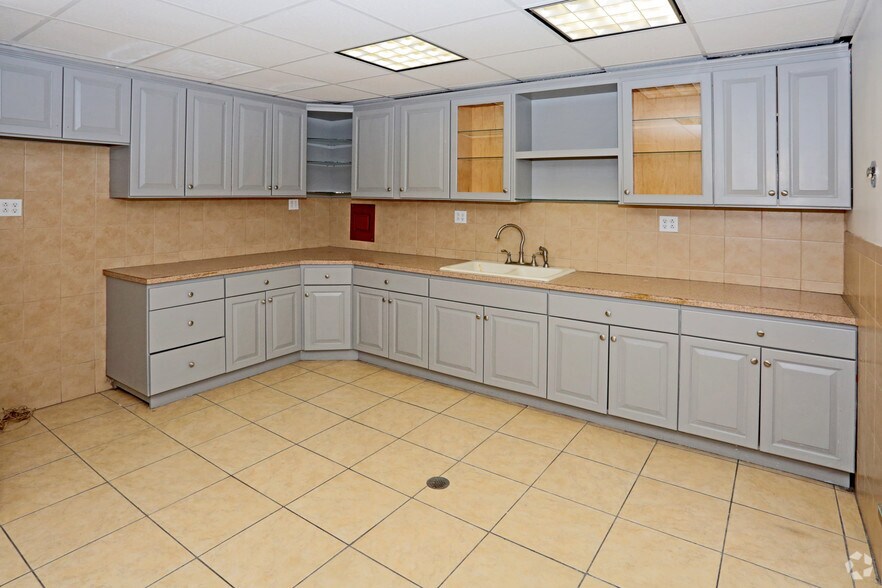 More Photos Of 5700 49th St, Maspeth Warehouse For Lease