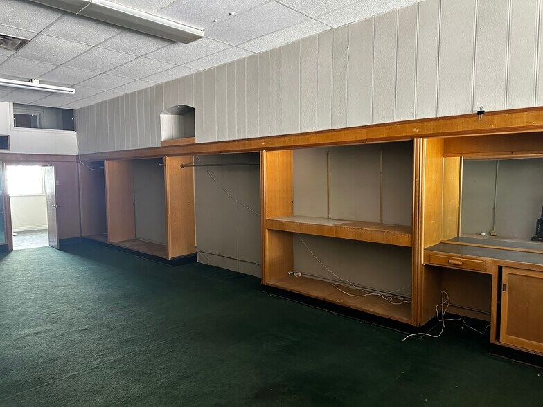 More Photos Of 10 E Main St, Shawnee Storefront For Lease