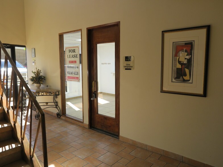 More Photos Of 5610-5613 Southwest Fwy, Houston Flex For Lease