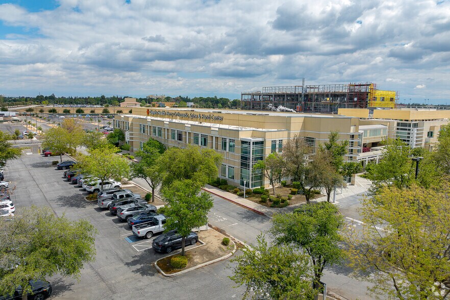 More Photos Of 300 Old River Rd, Bakersfield Medical For Lease