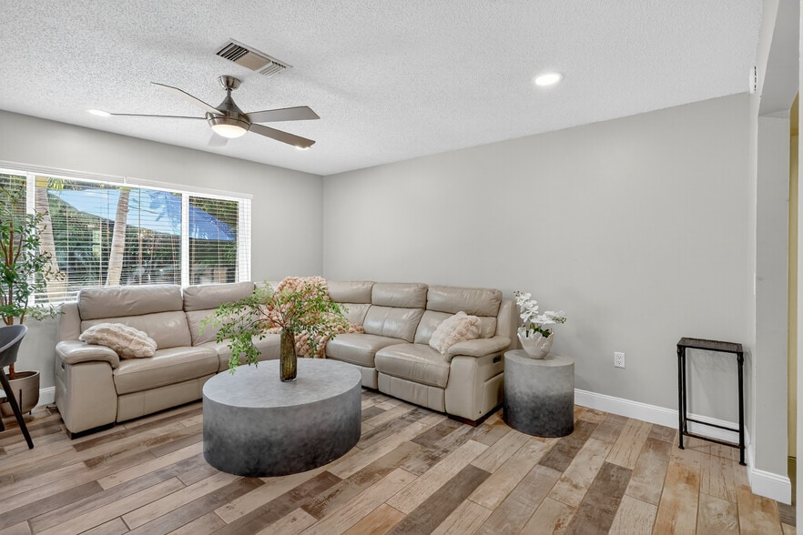 More Photos Of 1884 Southpointe Dr, Sarasota Apartments For Sale