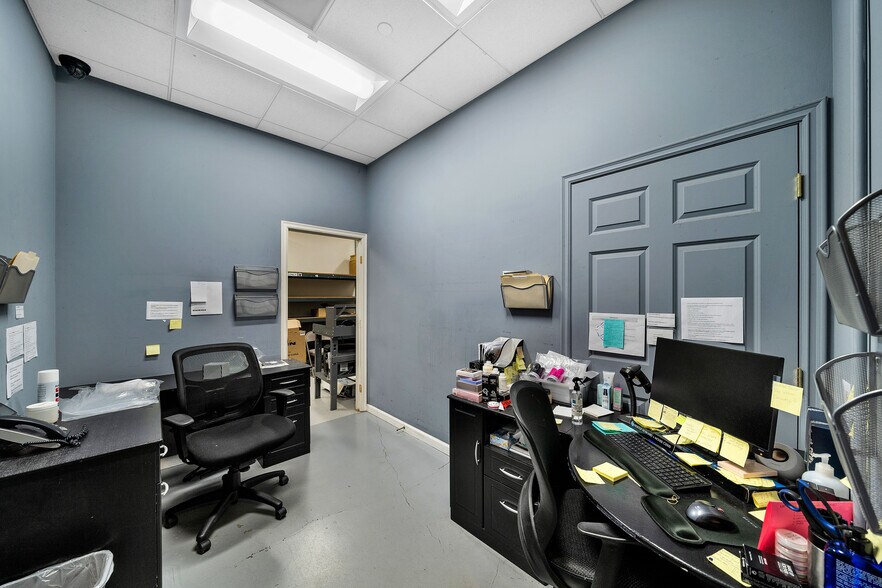More Photos Of 12640 Riverside Dr, Valley Village Storefront Retail Office For Sale