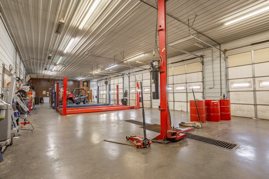 More Photos Of 3111 S Springfield Ave, Bolivar Auto Dealership For Sale