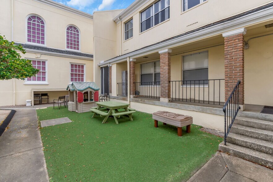 More Photos Of 411 Turner St, Clearwater Religious Facility For Lease