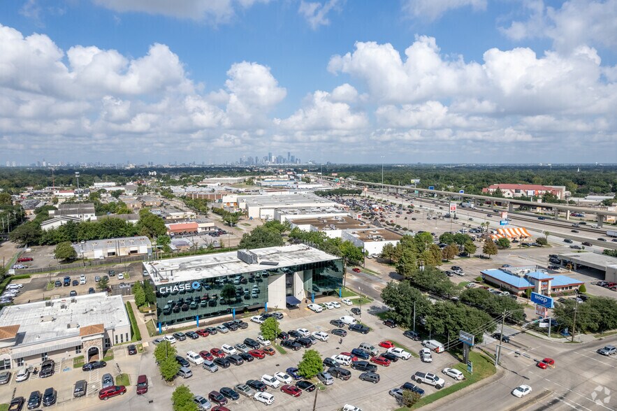 More Photos Of 2900 Woodridge Dr, Houston Office For Lease