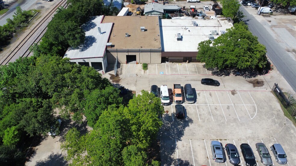 More Photos Of 11359 Kline Dr, Dallas Light Manufacturing For Lease