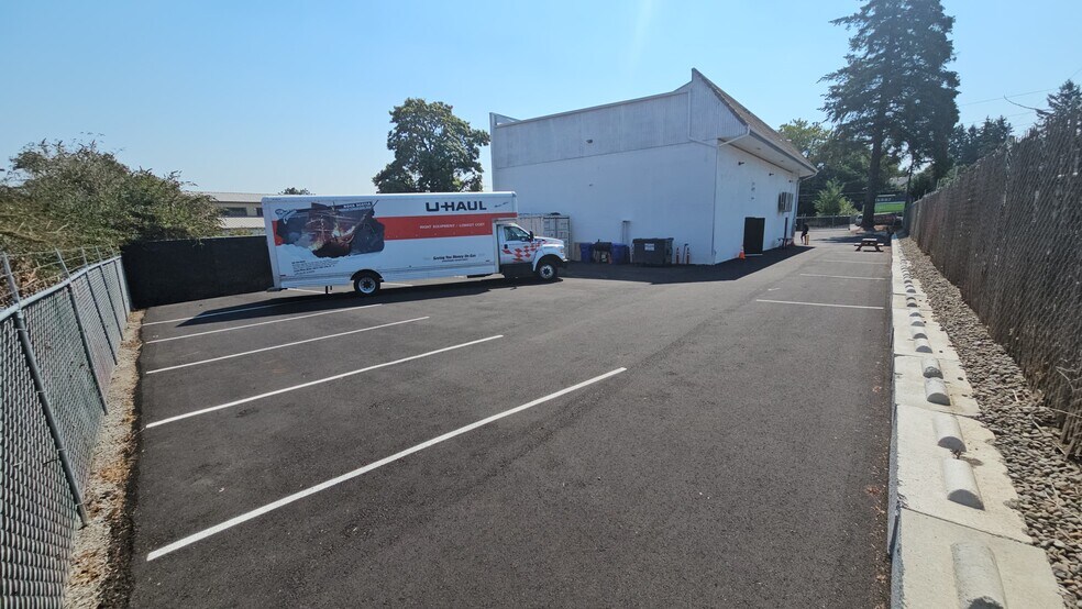 More Photos Of 5833 NE Portland Hwy, Portland Flex For Sale