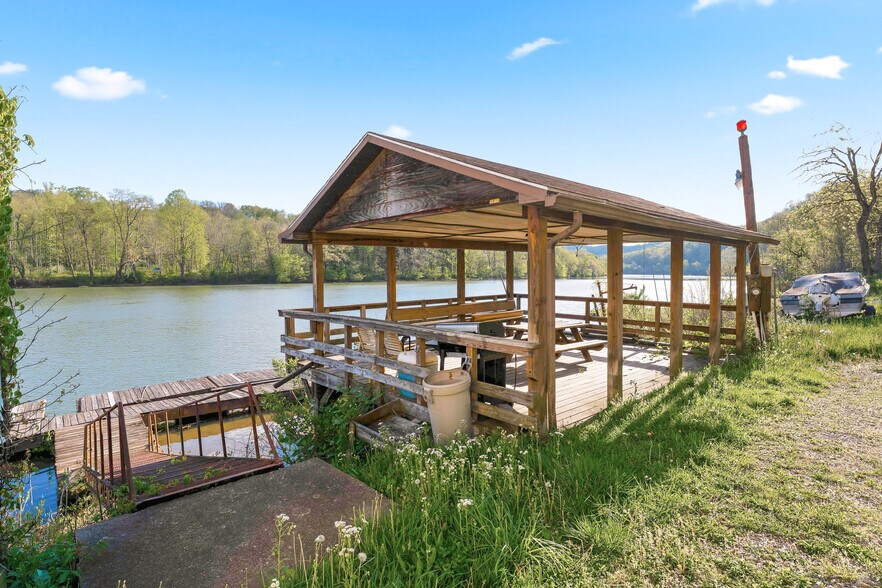 More Photos Of 490 Fort Martin Rd, Maidsville Flex For Sale