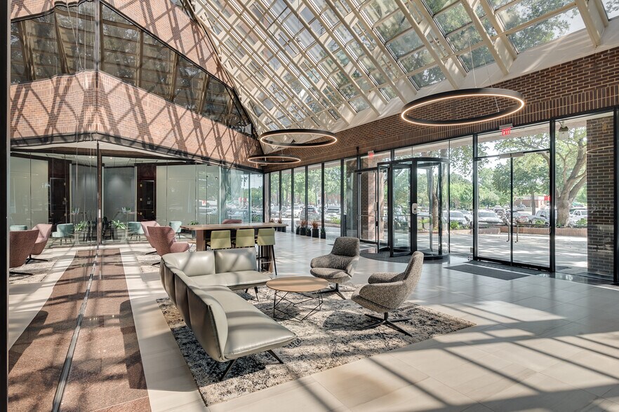 More Photos Of 2000 E Lamar Blvd, Arlington Office For Lease